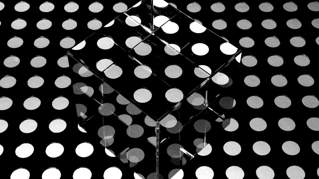 Cube transparent sur fond noir — l'illusion du label bio