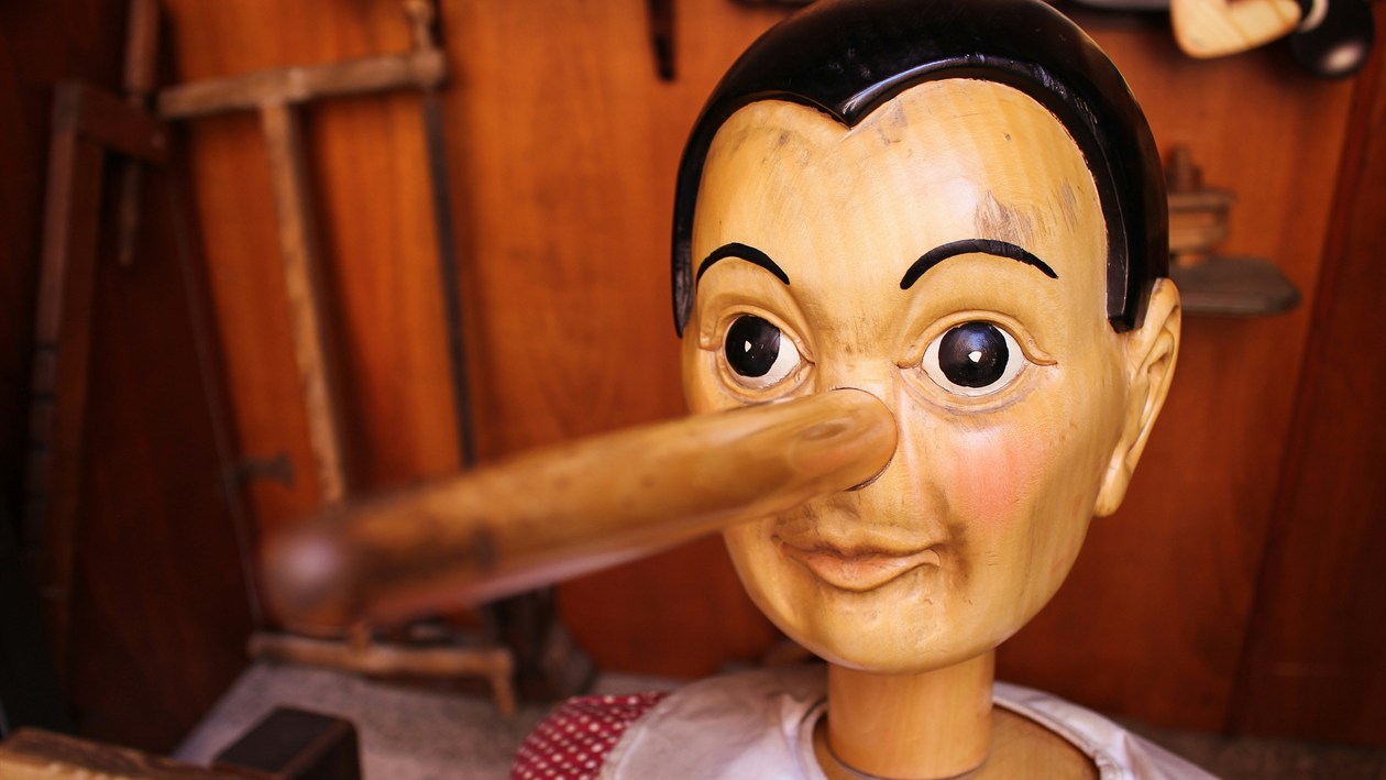 Pinocchio au long nez — le nez ment